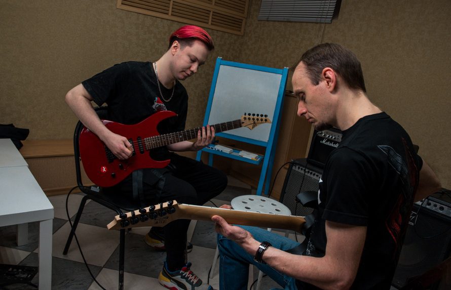 Максим Назаренко уроки игры на электрогитаре в Школе Рока